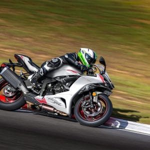 2025 NINJA® ZX™ 6R Pearl Robotic White Metallic Graphite Gray Gallery 5 300x300